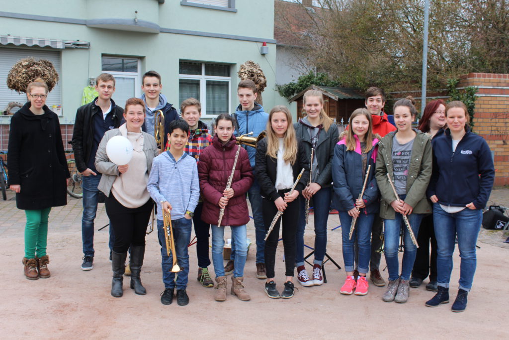 Auftritt des Jugendorchesters beim Wochenmarkt
