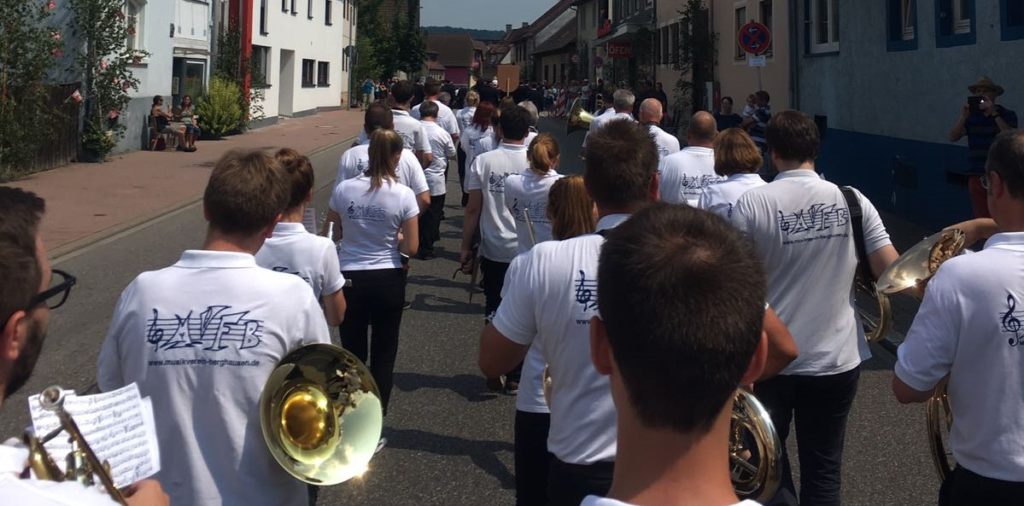 Festumzug und Auftritt – 150 Jahre Feuerwehr Berghausen